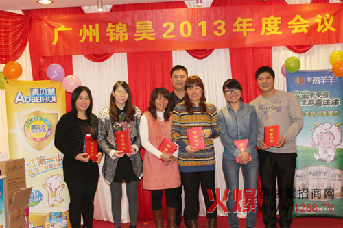 程總為公司優(yōu)秀員工頒發(fā)發(fā)榮譽(yù)證書