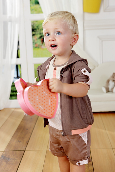 丑丑新款童裝咖啡色